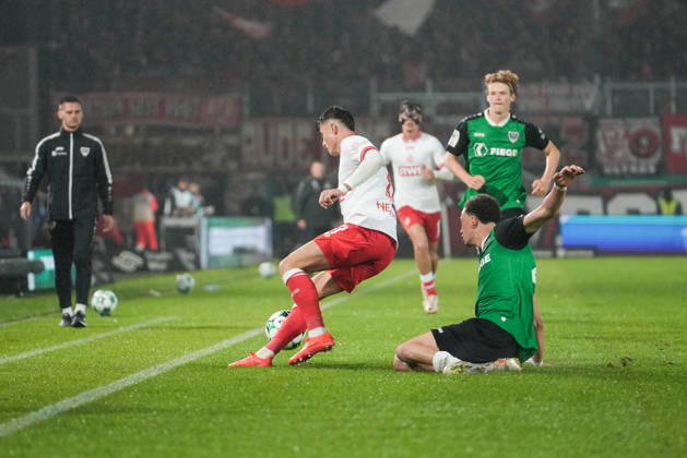 Deutschland: 3. Liga 2026 2027 8. Spieltag, SC Preussen Münster vs Rot-Weiss Essen, Freitag, 09.10.2026 LVM-Preußenstadion (Münster, Nordrhein-Westfalen, Deutschland) Zweikampf Samuel Althaus (SC Preußen Münster, 44) gegen Semir Telalovic (RW Essen, 17) Copyright: xMerlexKölkingx