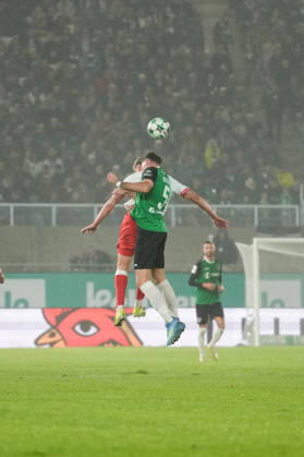 Deutschland: 3. Liga 2026 2027 8. Spieltag, SC Preussen Münster vs Rot-Weiss Essen, Freitag, 09.10.2026 LVM-Preußenstadion (Münster, Nordrhein-Westfalen, Deutschland) Kopfballduell Lucas Zeller (SC Preußen Münster, 5) Marek Janssen (RW Essen, 20) Copyright: xMerlexKölkingx