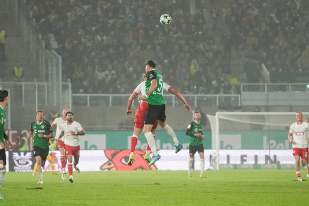 Deutschland: 3. Liga 2026 2027 8. Spieltag, SC Preussen Münster vs Rot-Weiss Essen, Freitag, 09.10.2026 LVM-Preußenstadion (Münster, Nordrhein-Westfalen, Deutschland) Kopfballduell Lucas Zeller (SC Preußen Münster, 5) Marek Janssen (RW Essen, 20) Copyright: xMerlexKölkingx