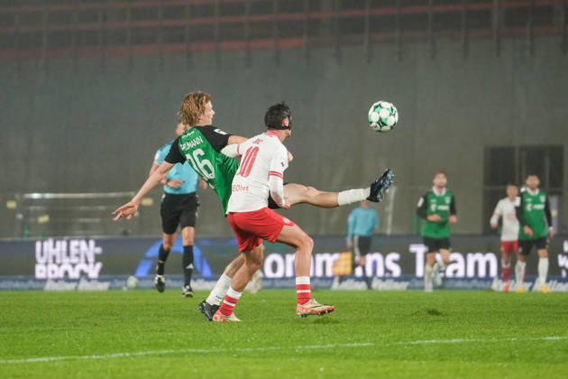 Deutschland: 3. Liga 2026 2027 8. Spieltag, SC Preussen Münster vs Rot-Weiss Essen, Freitag, 09.10.2026 LVM-Preußenstadion (Münster, Nordrhein-Westfalen, Deutschland) im Zweikampf Marvin Obuz (RW Essen, 10) Niklas Varelmann (SC Preußen Münster, 36) Copyright: xMerlexKölkingx