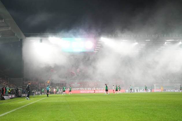 Deutschland: 3. Liga 2026 2027 8. Spieltag, SC Preussen Münster vs Rot-Weiss Essen, Freitag, 09.10.2026 LVM-Preußenstadion (Münster, Nordrhein-Westfalen, Deutschland) Nebel Pyrotechnik Copyright: xMerlexKölkingx
