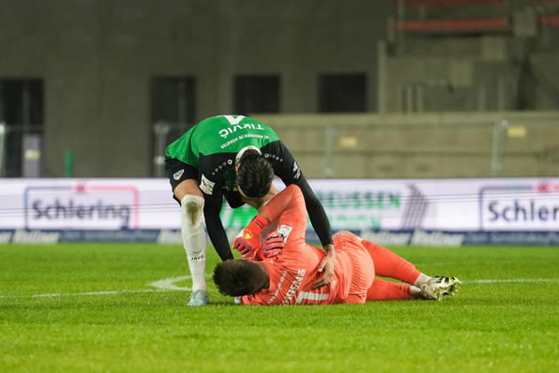Deutschland: 3. Liga 2026 2027 8. Spieltag, SC Preussen Münster vs Rot-Weiss Essen, Freitag, 09.10.2026 LVM-Preußenstadion (Münster, Nordrhein-Westfalen, Deutschland) Verletzung Morten Behrens (SC Preußen Münster, 1) mit Antonio Tikvic (SC Preußen Münster, 4) Copyright: xMerlexKölkingx