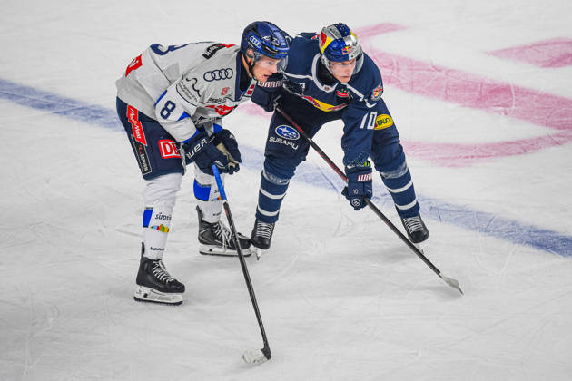 09.10.2026, München, Deutschland. PENNY DEL, Deutsche Eishockey Liga, Saison 2026 27, 7. Spieltag: EHC Red Bull München gegen ERC Ingolstadt im SAP Garden in München. Elias Pul (ERC Ingolstadt) mit Elis Hede (EHC Red Bull München) nachdenklich, ernst, fokussiert