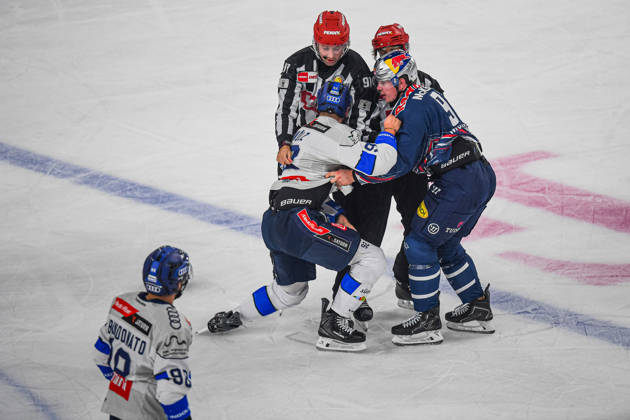09.10.2026, München, Deutschland. PENNY DEL, Deutsche Eishockey Liga, Saison 2026 27, 7. Spieltag: EHC Red Bull München gegen ERC Ingolstadt im SAP Garden in München. Daniel Schmölz (ERC Ingolstadt) verletzt