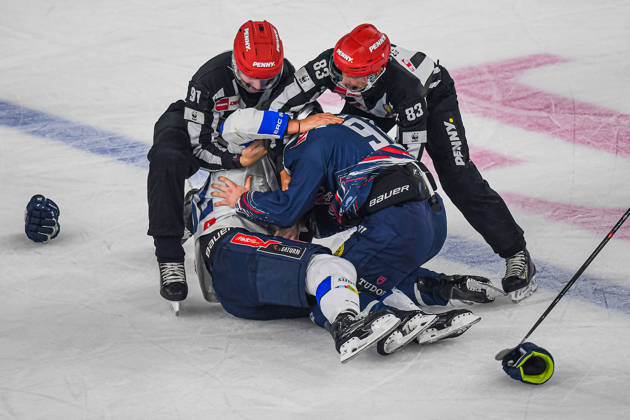 09.10.2026, München, Deutschland. PENNY DEL, Deutsche Eishockey Liga, Saison 2026 27, 7. Spieltag: EHC Red Bull München gegen ERC Ingolstadt im SAP Garden in München. Daniel Schmölz (ERC Ingolstadt) verletzt
