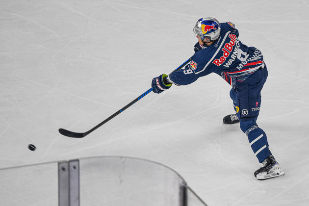 09.10.2026, München, Deutschland. PENNY DEL, Deutsche Eishockey Liga, Saison 2026 27, 7. Spieltag: EHC Red Bull München gegen ERC Ingolstadt im SAP Garden in München. Moritz Warnecke (EHC Red Bull München) beim Schuss, beim Torschuss, bei der Schussabgabe
