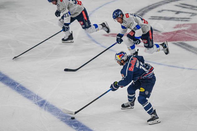 09.10.2026, München, Deutschland. PENNY DEL, Deutsche Eishockey Liga, Saison 2026 27, 7. Spieltag: EHC Red Bull München gegen ERC Ingolstadt im SAP Garden in München. Taro Hirose (EHC Red Bull München) am Puck, mit dem Puck, in Puckbesitz