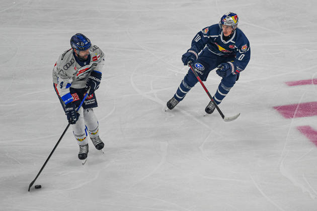 09.10.2026, München, Deutschland. PENNY DEL, Deutsche Eishockey Liga, Saison 2026 27, 7. Spieltag: EHC Red Bull München gegen ERC Ingolstadt im SAP Garden in München. Elis Hede (EHC Red Bull München) nachdenklich, ernst, fokussiert mit Morgan Ellis (ERC Ingolstadt)