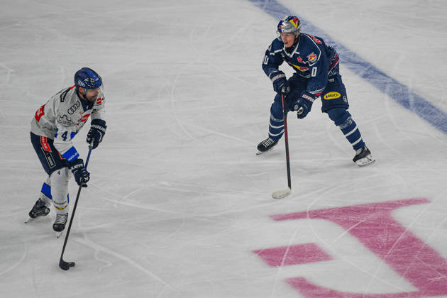 09.10.2026, München, Deutschland. PENNY DEL, Deutsche Eishockey Liga, Saison 2026 27, 7. Spieltag: EHC Red Bull München gegen ERC Ingolstadt im SAP Garden in München. Elis Hede (EHC Red Bull München) nachdenklich, ernst, fokussiert mit Morgan Ellis (ERC Ingolstadt)