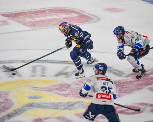 09.10.2026, München, Deutschland. PENNY DEL, Deutsche Eishockey Liga, Saison 2026 27, 7. Spieltag: EHC Red Bull München gegen ERC Ingolstadt im SAP Garden in München. Maximilian Kastner (EHC Red Bull München) am Puck, mit dem Puck, in Puckbesitz