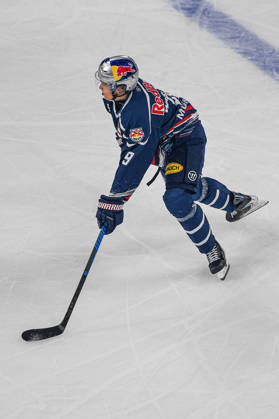 09.10.2026, München, Deutschland. PENNY DEL, Deutsche Eishockey Liga, Saison 2026 27, 7. Spieltag: EHC Red Bull München gegen ERC Ingolstadt im SAP Garden in München. Moritz Warnecke (EHC Red Bull München) am Puck, mit dem Puck, in Puckbesitz