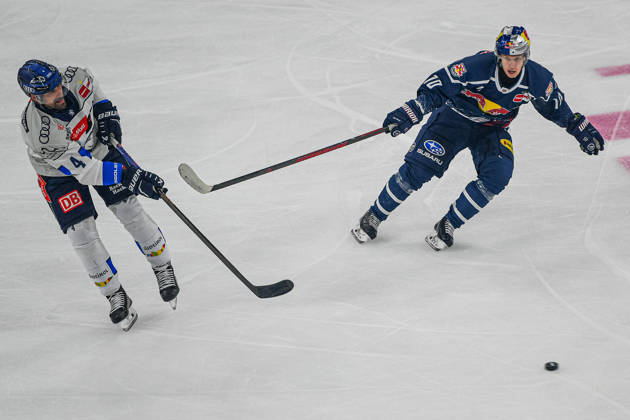09.10.2026, München, Deutschland. PENNY DEL, Deutsche Eishockey Liga, Saison 2026 27, 7. Spieltag: EHC Red Bull München gegen ERC Ingolstadt im SAP Garden in München. Elis Hede (EHC Red Bull München) nachdenklich, ernst, fokussiert mit Morgan Ellis (ERC Ingolstadt)