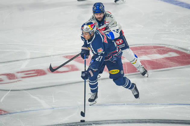09.10.2026, München, Deutschland. PENNY DEL, Deutsche Eishockey Liga, Saison 2026 27, 7. Spieltag: EHC Red Bull München gegen ERC Ingolstadt im SAP Garden in München. Dominik Kahun (EHC Red Bull München) am Puck, mit dem Puck, in Puckbesitz