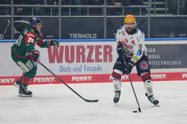im Zweikampf, Aktion, mit Philipp Krauss 20 (Augsburger Panther), Miha Verlic (Fischtown Pinguins 91), Augsburger Panther vs. Fischtown Pinguins, 7. Spieltag, Eishockey, Penny-DEL, 09.10.2026 Augsburg Bayern Deutschland