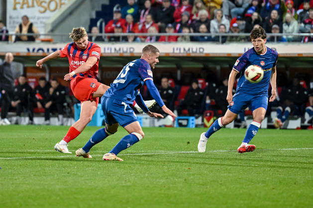 Alessandro Vogt (1. FC Heidenheim 1846) und Jan Elvedi (1. FC Kaiserslautern) im Zweikampf waehrend des spiels der 2. Bundesliga zwischen 1. FC Heidenheim und 1. FC Kaiserslautern, Voith-Arena am 09. October 2026 in Heidenheim an der Brenz, Deutschland. (Foto von Harry Langer DeFodi Images) +++ Alessandro Vogt (1. FC Heidenheim 1846) und Jan Elvedi (1. FC Kaiserslautern) battle for the ball during the 2nd Bundesliga match between 1. FC Heidenheim and 1. FC Kaiserslautern at Voith-Arena on October 9, 2026 in Heidenheim an der Brenz, Germany. (Photo by Harry Langer DeFodi Images) DFB DFL REGULATIONS PROHIBIT ANY USE OF PHOTOGRAPHS AS IMAGE SEQUENCES AND OR QUASI-VIDEO. (Photo by Harry Langer DeFodi Images) DFB DFL REGULATIONS PROHIBIT ANY USE OF PHOTOGRAPHS AS IMAGE SEQUENCES AND OR QUASI-VIDEO. -