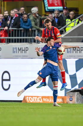 Erencan YardÄ±mcÄ± (1. FC Kaiserslautern) und Patrick Mainka (1. FC Heidenheim 1846) im Zweikampf waehrend des spiels der 2. Bundesliga zwischen 1. FC Heidenheim und 1. FC Kaiserslautern, Voith-Arena am 09. October 2026 in Heidenheim an der Brenz, Deutschland. (Foto von Harry Langer DeFodi Images) +++ Erencan YardÄ±mcÄ± (1. FC Kaiserslautern) und Patrick Mainka (1. FC Heidenheim 1846) battle for the ball during the 2nd Bundesliga match between 1. FC Heidenheim and 1. FC Kaiserslautern at Voith-Arena on October 9, 2026 in Heidenheim an der Brenz, Germany. (Photo by Harry Langer DeFodi Images) DFB DFL REGULATIONS PROHIBIT ANY USE OF PHOTOGRAPHS AS IMAGE SEQUENCES AND OR QUASI-VIDEO. (Photo by Harry Langer DeFodi Images) DFB DFL REGULATIONS PROHIBIT ANY USE OF PHOTOGRAPHS AS IMAGE SEQUENCES AND OR QUASI-VIDEO. -