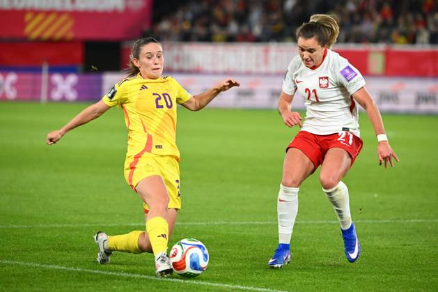 Belgium v Poland - FIFA Women s World Cup 2027 UEFA Qualifiers LEUVEN, BELGIUM - OCTOBER 09 : Detruyer Marie midfielder of Belgium, Paulina Tomasiak of Poland during the FIFA Women s World Cup 2027 UEFA European Qualifiers play-offs round 1 path 2 first leg match between Belgium and Poland on October 9, 2026 in Leuven, Belgium, 09 10 2026 Leuven Belgium Copyright: xVincentxKalutx