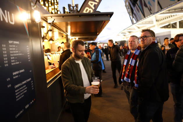 West Ham United v Queens Park Rangers 09 October 2026, London - EFL Championship Football - West Ham United v Queens Park Rangers - West Ham fans at the bar - Photo: Jacques Feeney Offside. London UK Copyright: xJacquesxFeeneyx xOffsidexOffside