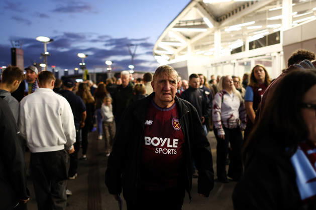 West Ham United v Queens Park Rangers 09 October 2026, London - EFL Championship Football - West Ham United v Queens Park Rangers - West Ham fans approach the London Stadium - Photo: Jacques Feeney Offside. London UK Copyright: xJacquesxFeeneyx xOffsidexOffside