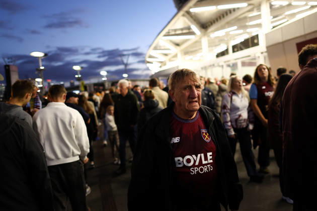 West Ham United v Queens Park Rangers 09 October 2026, London - EFL Championship Football - West Ham United v Queens Park Rangers - West Ham fans approach the London Stadium - Photo: Jacques Feeney Offside. London UK Copyright: xJacquesxFeeneyx xOffsidexOffside