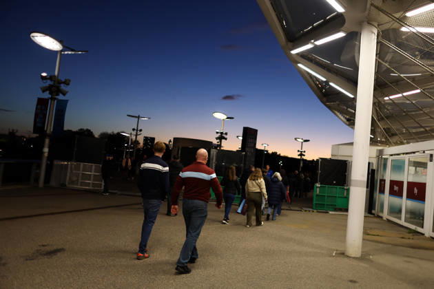 West Ham United v Queens Park Rangers 09 October 2026, London - EFL Championship Football - West Ham United v Queens Park Rangers - West Ham fans approach the London Stadium - Photo: Jacques Feeney Offside. London UK Copyright: xJacquesxFeeneyx xOffsidexOffside