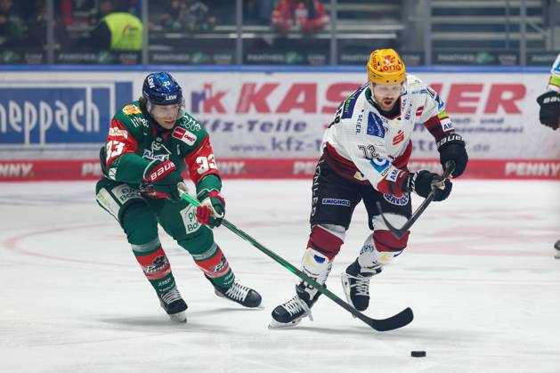 im Zweikampf, Aktion, mit Tim Wohlgemuth 33 (Augsburger Panther) Phillip Bruggisser (Fischtown Pinguins 72), Augsburger Panther vs. Fischtown Pinguins, 7. Spieltag, Eishockey, Penny-DEL, 09.10.2026 Augsburg Bayern Deutschland