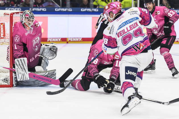 im Bild v.l.: Dustin Strahlmeier (Grizzlys Wolfsburg 01), Yannick Veilleux (Eisbären Berlin 38), Zweikampf, Action, Kampf, kaempft um den Puck, GER, Berlin, Eishockey, DEL 1, Eisbaeren Berlin vs Grizzlys Wolfsburg, in der Uber Arena, 09.10.2026, Copyright: HMBxMedia UwexKoch