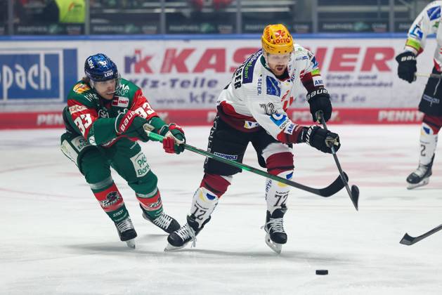 im Zweikampf, Aktion, mit Tim Wohlgemuth 33 (Augsburger Panther) Phillip Bruggisser (Fischtown Pinguins 72), Augsburger Panther vs. Fischtown Pinguins, 7. Spieltag, Eishockey, Penny-DEL, 09.10.2026 Augsburg Bayern Deutschland
