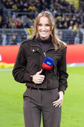 Dortmund, Deutschland 09. Oktober 2026: 1. BL - 2026 2027 - Sp. 5 - Borussia Dortmund gegen SV Werder Bremen Im Bild: Nele Ocik (SKY Modderatorin) DFL DFB regulations prohibit any use of photographs as image sequences and or quasi-video. Signal Iduna Park Nordrhein Westfalen Copyright: xFotostandx xZeisingx