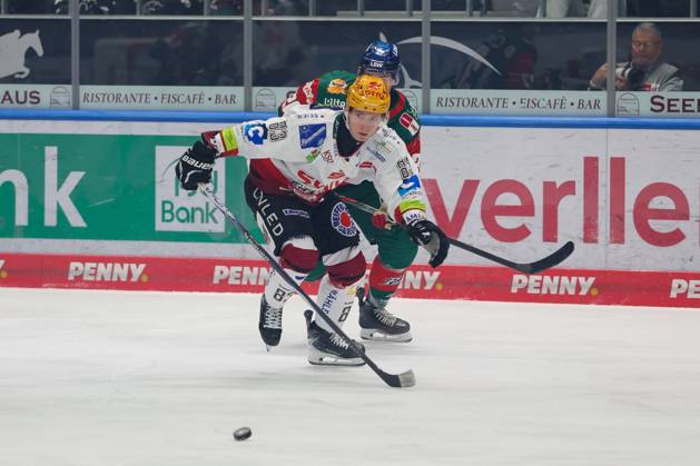 im Zweikampf, Aktion, mit Florian Reinwald (Fischtown Pinguins 83) Philipp Krauss 20 (Augsburger Panther), Augsburger Panther vs. Fischtown Pinguins, 7. Spieltag, Eishockey, Penny-DEL, 09.10.2026 Augsburg Bayern Deutschland