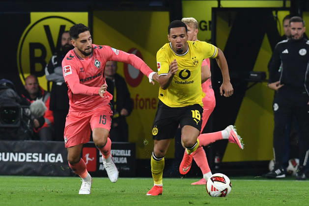Ludovic Reis (Werder Bremen) und Ethan Nwaneri (Borussia Dortmund) im Zweikampf waehrend des Spiels der 1. Bundesliga zwischen Borussia Dortmund und SV Werder Bremen, Signal Iduna Park am 09. October 2026 in Dortmund, Deutschland. (Foto von Ralf Treese DeFodi Images) +++ Ludovic Reis (Werder Bremen) und Ethan Nwaneri (Borussia Dortmund) battle for the ball during the Bundesliga match between Borussia Dortmund and SV Werder Bremen at Signal Iduna Park on October 9, 2026 in Dortmund, Germany. (Photo by Ralf Treese DeFodi Images) DFB DFL REGULATIONS PROHIBIT ANY USE OF PHOTOGRAPHS AS IMAGE SEQUENCES AND OR QUASI-VIDEO. (Photo by Ralf Treese DeFodi Images) -