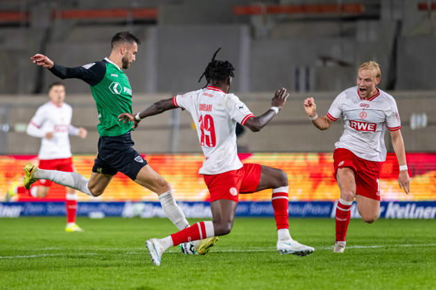 (L-R) Felix Higl (SC Preussen Muenster, 33), Franci Bouebari (Rot-Weiss Essen, 19), Ben Huening (Rot-Weiss Essen, 15) GER, SC Preussen Muenster vs. Rot-Weiss Essen, Fussball, 3. Liga, 8. Spieltag, Spielzeit 2026 2027, 09.10.2026 DFL Regulations prohibit any use of photographers as image sequences and or quasi-video. GER, SC Preussen Muenster vs. Rot-Weiss Essen, Fussball, 3. Liga, 8. Spieltag, Spielzeit 2026 2027, 09.10.2026 Muenster Copyright: xEibner-Pressefoto JanxRollingerx EP_JSK
