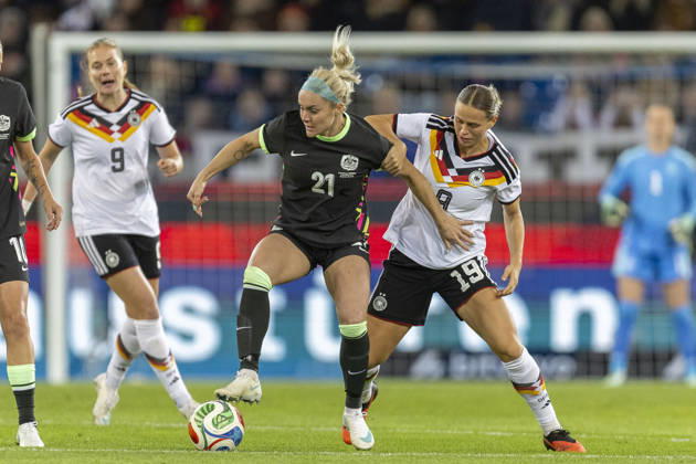 GER, Karlsruhe, football, womens football, International Friendly, Länderspiel, Nationalmannschaft Germany vs. Australia in the picture f.l.: Ellie Carpenter (Australia 21), Klara Buehl (Germany 19), tackle 09.10.2026, BBBank Wildpark Karlsruhe DFB REGULATIONS PROHIBIT ANY USE OF PHOTOGRAPHS AS IMAGE SEQUENCES AND OR QUASI-VIDEO, Karlsruhe BBBank Wildpark Baden-Wuerttemberg Germany Copyright: xPaulxFritzx