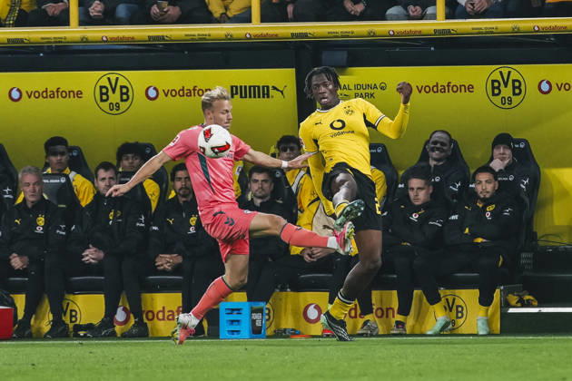 09.10.2026, xjmrgnx, Fussball 1.Bundesliga, Borussia Dortmund - SV Werder Bremen v.l. Zweikampf zwischen Marco Grüll (17, Bremen) und Joane Gadou (22, Dortmund) (DFL DFB REGULATIONS PROHIBIT ANY USE OF PHOTOGRAPHS as IMAGE SEQUENCES and or QUASI-VIDEO) Dortmund