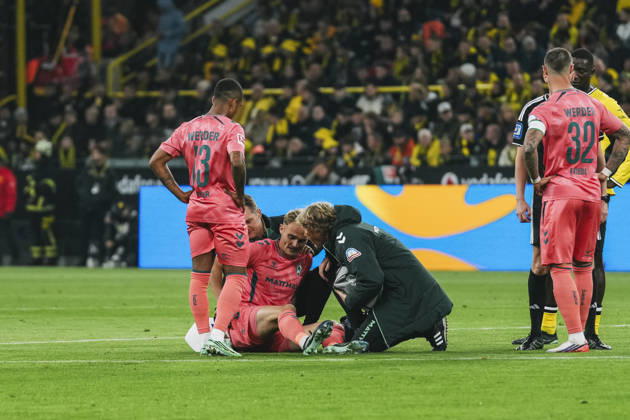 09.10.2026, xjmrgnx, Fussball 1.Bundesliga, Borussia Dortmund - SV Werder Bremen v.l. Amos Pieper (5, Bremen) verletzt am boden (DFL DFB REGULATIONS PROHIBIT ANY USE OF PHOTOGRAPHS as IMAGE SEQUENCES and or QUASI-VIDEO) Dortmund