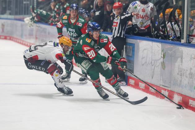 im Zweikampf, Aktion, mit Matthew Abt (Fischtown Pinguins 42), Philipp Krauss 20 (Augsburger Panther), Augsburger Panther vs. Fischtown Pinguins, 7. Spieltag, Eishockey, Penny-DEL, 09.10.2026 Augsburg Bayern Deutschland