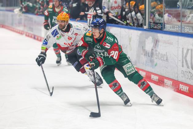 im Zweikampf, Aktion, mit Matthew Abt (Fischtown Pinguins 42), Philipp Krauss 20 (Augsburger Panther), Augsburger Panther vs. Fischtown Pinguins, 7. Spieltag, Eishockey, Penny-DEL, 09.10.2026 Augsburg Bayern Deutschland