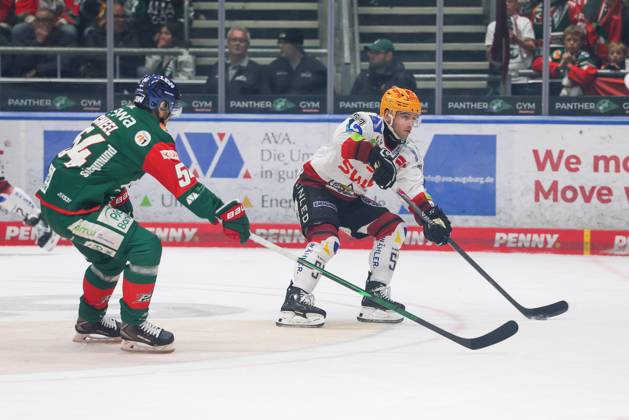 im Zweikampf, Aktion, mit Felix Scheel 54 (Augsburger Panther), Alex Friesen (Fischtown Pinguins 57), Augsburger Panther vs. Fischtown Pinguins, 7. Spieltag, Eishockey, Penny-DEL, 09.10.2026 Augsburg Bayern Deutschland