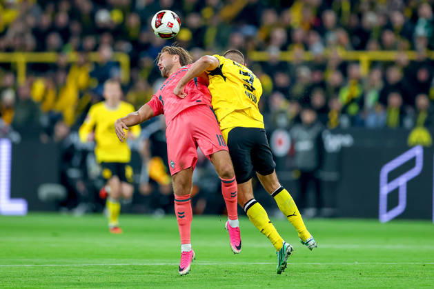 09.10.2026, Fußball, Borussia Dortmund - SV Werder Bremen, 1. Fußball Bundesliga, 05. Spieltag, Signal Iduna Park, Saison 2026 27: Niclas Füllkrug (Werder Bremen 10) im Zweikampf gegen Waldemar Anton (BVB 03) DFB regulations prohibit any use of photographs as image sequences and or quasi-video. Nordrhein-Westfalen Deutschland
