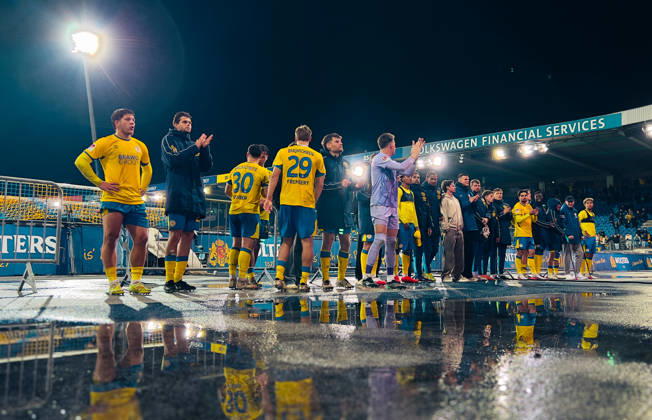 Deutschland: Fussball 2. Bundesliga 2026 2027, 7. Spieltag - Eintracht Braunschweig vs Holstein Kiel - Eintracht-Stadion (Braunschweig): Jubel vor der Fankurve Mannschaftsfoto, Totale Eintracht Braunschweig Copyright: xAymanxAlahmedx