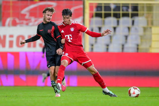 v.li.: Jeroen Krupa (Unterhaching, 9) Filip Pavic (Bayern Muenchen, FCB, 5) im Zweikampf, Duell, duel, tackle, Dynamik, Action, Aktion, 09.10.2026, München (Deutschland), Fussball, Regionalliga Bayern, FC Bayern München II - SpVgg Unterhaching
