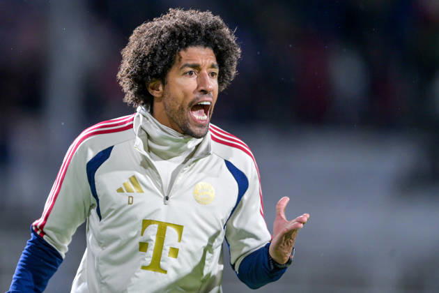 Trainer Costa Santos Dante (FC Bayern Muenchen) gibt Anweisungen, gestikuliert, mit den Armen gestikulieren, gives instructions, gesticulate, Einzelbild, Aktion, Action, 09.10.2026, München (Deutschland), Fussball, Regionalliga Bayern, FC Bayern München II - SpVgg Unterhaching
