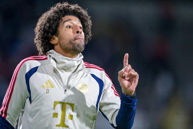 Trainer Costa Santos Dante (FC Bayern Muenchen) gibt Anweisungen, gestikuliert, mit den Armen gestikulieren, gives instructions, gesticulate, Einzelbild, Aktion, Action, 09.10.2026, München (Deutschland), Fussball, Regionalliga Bayern, FC Bayern München II - SpVgg Unterhaching