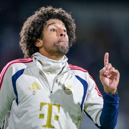 Trainer Costa Santos Dante (FC Bayern Muenchen) gibt Anweisungen, gestikuliert, mit den Armen gestikulieren, gives instructions, gesticulate, Einzelbild, Aktion, Action, 09.10.2026, München (Deutschland), Fussball, Regionalliga Bayern, FC Bayern München II - SpVgg Unterhaching