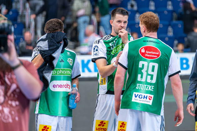 Renars Uscins (TSV Hannover-Burgdorf, Nr. 10) Hannes Feise (TSV Hannover-Burgdorf, Nr. 56) Lukas Stutzke (TSV Hannover-Burgdorf, Nr. 39) (v.l.), TSV Hannover-Burgdorf (grün) gegen SG Flensburg-Handewitt (blau) am 8. Spieltag der Saison 2026 2027 in der Opel Handball-Bundesliga (09.10.2026, ZAG Arena (Hannover, GER), Copyright: xJanxGuentherx xTSVxHannover-Burgdorfx