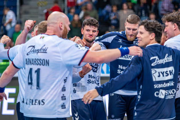 Marko Grgić (SG Flensburg-Handewitt, Nr. 17) (v.l.), TSV Hannover-Burgdorf (grün) gegen SG Flensburg-Handewitt (blau) am 8. Spieltag der Saison 2026 2027 in der Opel Handball-Bundesliga (09.10.2026, ZAG Arena (Hannover, GER), Copyright: xJanxGuentherx xTSVxHannover-Burgdorfx