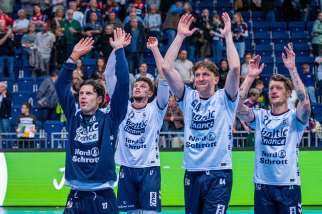 Marko GrgiÄ‡ (SG Flensburg-Handewitt, Nr. 17) (v.l.), TSV Hannover-Burgdorf (grün) gegen SG Flensburg-Handewitt (blau) am 8. Spieltag der Saison 2026 2027 in der Opel Handball-Bundesliga (09.10.2026, ZAG Arena (Hannover, GER), Copyright: xJanxGuentherx xTSVxHannover-Burgdorfx