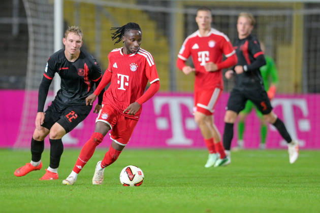 v.li.: Cornelius Pfeiffer (Unterhaching, 22) Richard Ajayi (Bayern Muenchen, FCB, 3) im Zweikampf, Duell, duel, tackle, Dynamik, Action, Aktion, 09.10.2026, München (Deutschland), Fussball, Regionalliga Bayern, FC Bayern München II - SpVgg Unterhaching