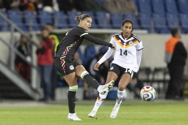 GER, Karlsruhe, football, womens football, International Friendly, Länderspiel, Nationalmannschaft Germany vs. Australia in the picture f.l.: Steph Catley (Australia 07), action with the ball 09.10.2026, BBBank Wildpark Karlsruhe DFB REGULATIONS PROHIBIT ANY USE OF PHOTOGRAPHS AS IMAGE SEQUENCES AND OR QUASI-VIDEO, Karlsruhe BBBank Wildpark Baden-Wuerttemberg Germany Copyright: xPaulxFritzx