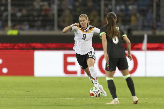 GER, Karlsruhe, football, womens football, International Friendly, Länderspiel, Nationalmannschaft Germany vs. Australia in the picture f.l.: Sjoeke Nuesken (Germany 09), action with the ball 09.10.2026, BBBank Wildpark Karlsruhe DFB REGULATIONS PROHIBIT ANY USE OF PHOTOGRAPHS AS IMAGE SEQUENCES AND OR QUASI-VIDEO, Karlsruhe BBBank Wildpark Baden-Wuerttemberg Germany Copyright: xPaulxFritzx